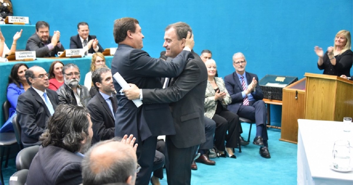 Alberto Weretilneck recibe su diploma como gobernador de Río Negro ...