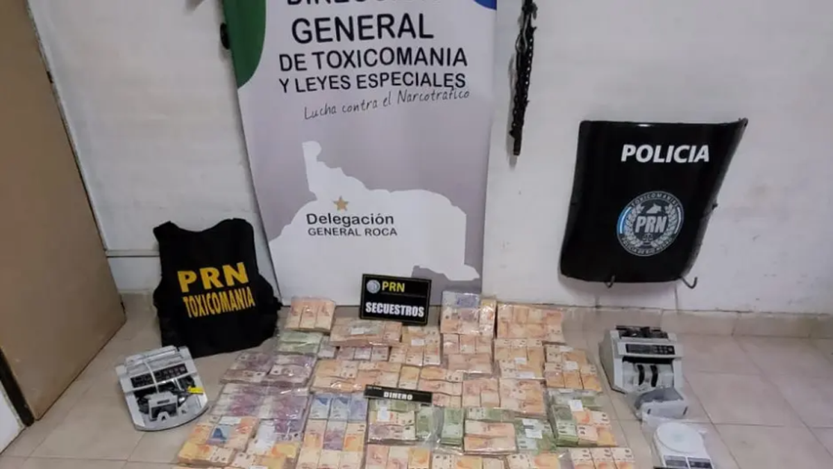 La División de Toxicomanía secuestró la droga, el dinero y las armas. foto: gentileza
