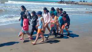 «Gritaban de alegría»: la emoción de 15 niños de Guañacos que viajaron a conocer el mar a Chapadmalal