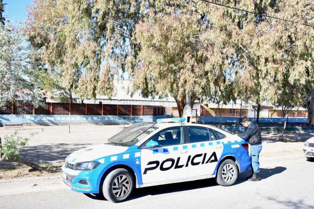 Desde dos autos se efectuaron disparos contra una escuela de Neuquén. Foto: Matías Subat