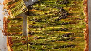 Tomá nota del paso a paso de esta tarta integral de ricota y espárragos