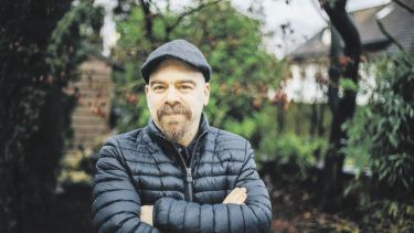 Nacido en Buenos Aires en 1975, la vida y obra de Magnus han trascendido fronteras, pasó un significativo período de tiempo en Alemania, de 1999 a 2005, lo que influyó en su perspectiva y estilo literario; regresó a Argentina y se estableció nuevamente en Berlín.