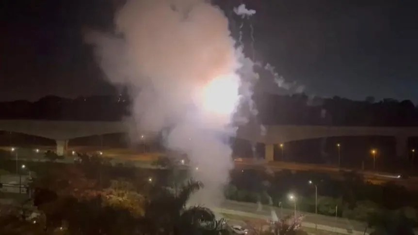 Los hinchas de Palmeiras tiraron fuegos artificiales afuera del hotel donde descansó Boca.