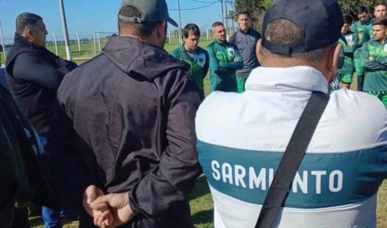 La barra de Sarmiento se acercó al entrenamiento para brindar apoyo a los jugadores.