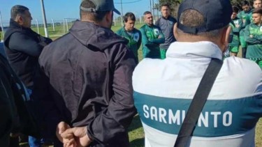 La barra de Sarmiento se acercó al entrenamiento para brindar apoyo a los jugadores.