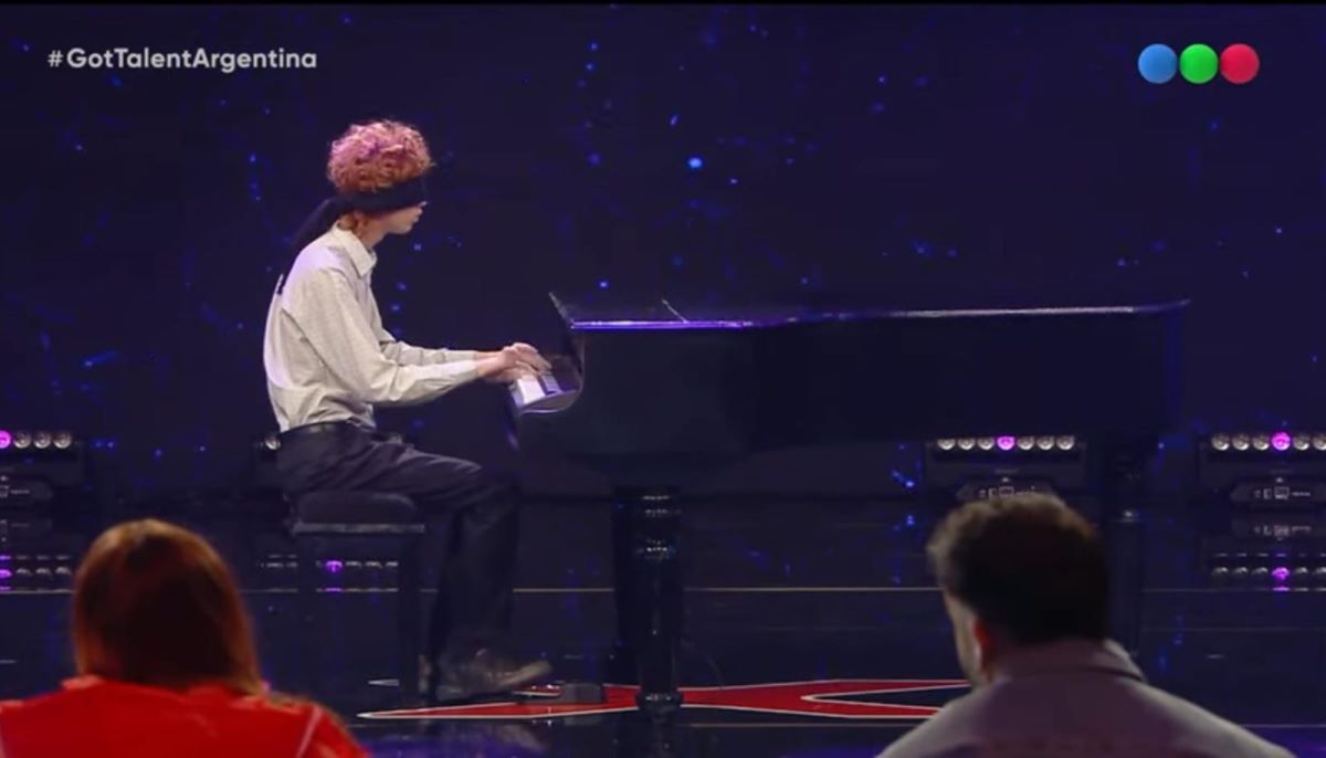 Luciano Gobbi Doria, tocó el piano de una manera particular en Got Talent Argentina y avanzó a la semifinal. Foto: Captura Telefé