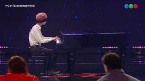Tocó el piano con los ojos vendados en Got Talent Argentina y Abel Pintos le dejó un consejo