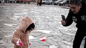 La hija de Huguito Flores pasó a una sala común: «reconoce a todos y abre los ojos»