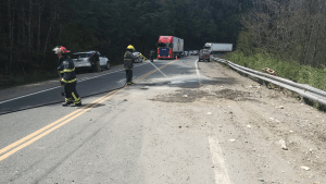 Se liberó el tránsito sobre la Ruta 40, en Villa La Angostura, tras el vuelco de un camión chileno