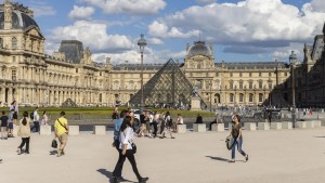 Evacúan el Museo del Louvre en París y el Palacio de Versalles por «razones de seguridad»
