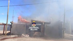 Incendio en una vivienda del oeste de Neuquén: daños totales en un sector de la casa