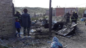 Perdieron todo por un incendio en Roca: piden ayuda para una mamá y sus dos hijos