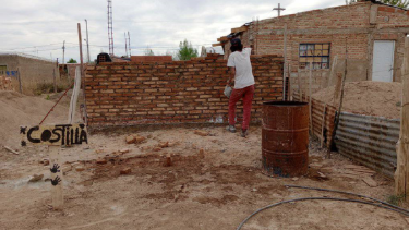 Una joven pide ayuda para terminar su casa en Roca. Foto: gentileza