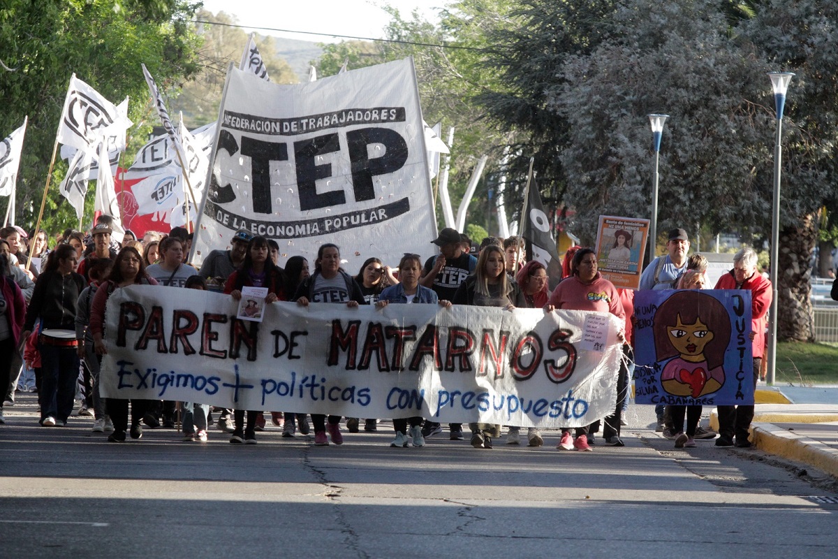 La marcha por Carina recorrió las calles del centro de Neuquén. (Foto: Oscar Livera)