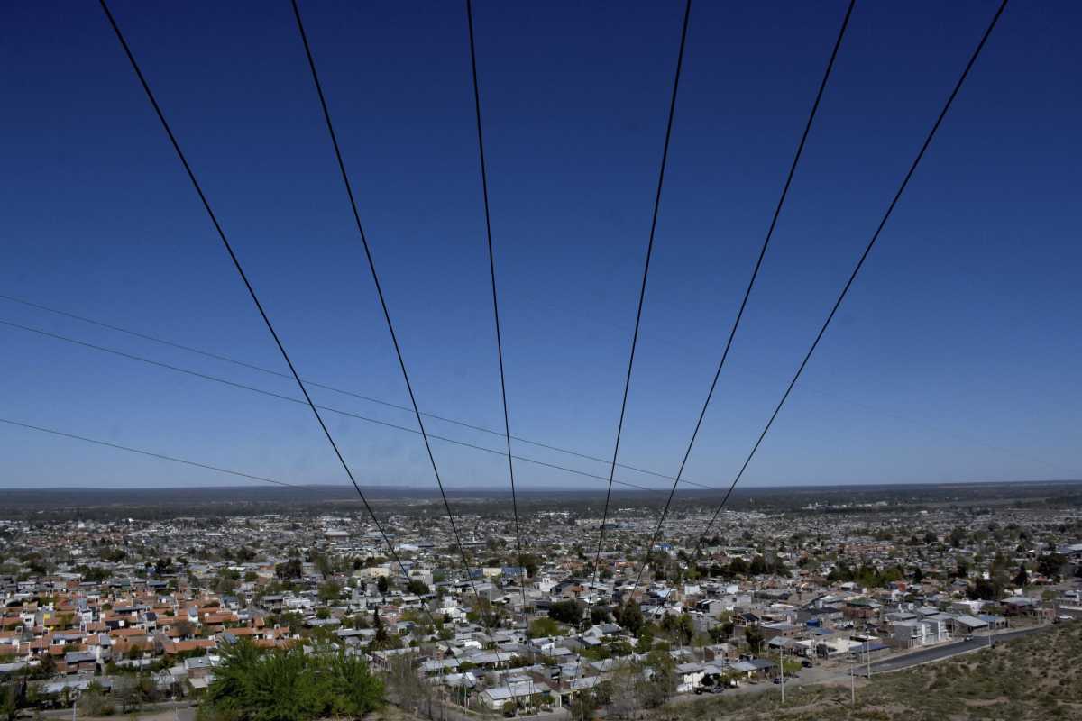 Por el descenso del costo mayorista, la tarifa eléctrica descenderá entre un 7 y un 3% en Neuquén. (Foto: Matías Subat)