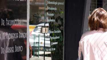 El Colegio Médico de Neuquén definió un tope para el pago extra de 8 mil pesos. Se aplica en consultorios ambulatorios. Foto:  Matías Subat. 