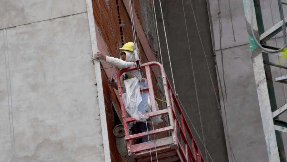 Construcción privada en Neuquén: genera casi tanto empleo privado registrado en Neuquén como los servicios relacionados a la extracción de petróleo y gas. Foto: Matías Subat.