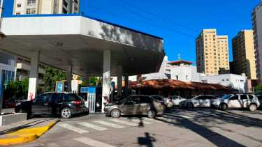 Hay combustible, pero aseguran que durará solo hasta el mediodía.  