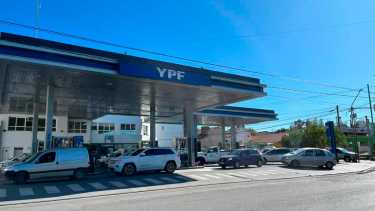 Hay combustible, pero aseguran que durará hasta el mediodía. 