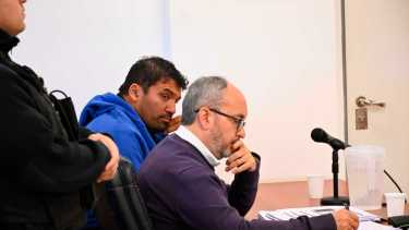 Roberto Figueroa, junto a su defensor Macagno. Le imputaron el femicidio de Gisele Fuentes en Centenario. (Florencia Salto)