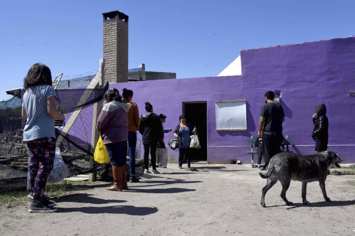 Sobrecargados. La mayor demanda en comedores comunitarios es un síntoma del aumento de la indigencia en Neuquén y Plottier. Foto: Matías Subat.
