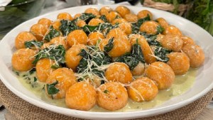 Ñoquis de papa y calabaza con salsa de espinacas