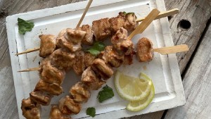 Pinchos de pollo tandoori para chuparse los dedos