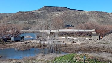 El puente de dos manos del río Collón Curá está en obra desde 2012