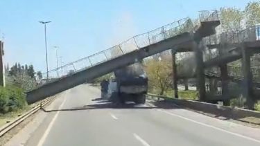 El conductor de un camión chocó contra un puente peatonal y lo derribó. Foto: Captura video