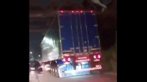 Imagen de Video: choque al puente de Ruta 151, mirá cómo quedó atrapado un camión