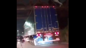 Video: choque al puente de Ruta 151, mirá cómo quedó atrapado un camión