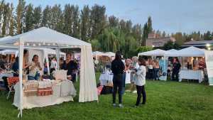 Este domingo, la mejor excusa para pasarla bien en Roca, al aire libre: gastronomía, arte y compras