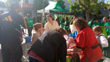 Hospitalarios montaron un puesto sanitario en Avenida Roca y Tucumán en medio del paro. Foto: Juan Thomes