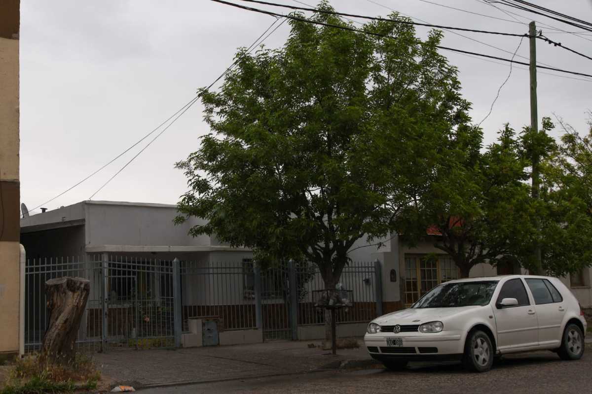La mujer fue hallada en una vivienda ubicada en calle Chula Vista 638, de Roca. foto: Juan Thomes