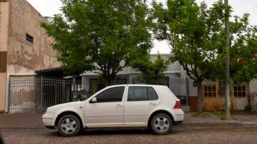 La mujer fue hallada en la vereda de la casa ubicada en Chula Vista 638 y en el lugar se encontró su arma reglamentaria. El fiscal ordenó varias pericias en torno al caso. foto: Juan Thomes. 