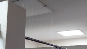 Video: en la guardia del hospital de Roca se filtró la lluvia y así atienden las urgencias