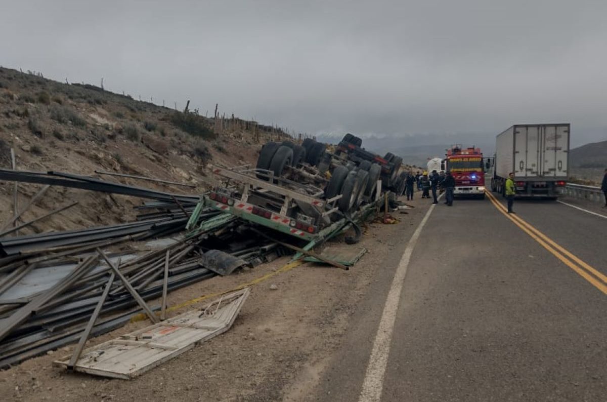 Un camión  proveniente de Buenos Aires perdió el control y volcó en Ruta 40, en cercanías de Chos Malal. Foto: Gentileza 