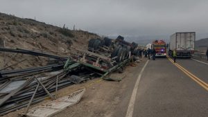 Un camión volcó sobre Ruta 40, en cercanías de Chos Malal: trasladaron al chofer al hospital