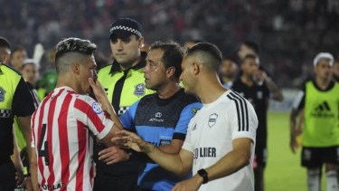 Polémico arbitraje de Diego Ceballos en la Primera Nacional: en Tucumán lo tildan de «delincuente»