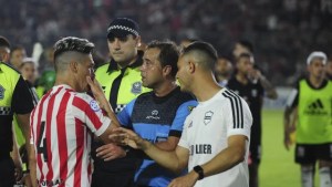 Polémico arbitraje de Diego Ceballos en la Primera Nacional: en Tucumán lo tildan de «delincuente»