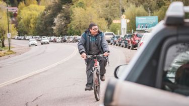 Largas filas para cargar combustible en San Martín de los Andes. Foto: Nicolás Almagro. 
