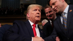 Multaron a Donald Trump por comentarios ofensivos contra una secretaria judicial