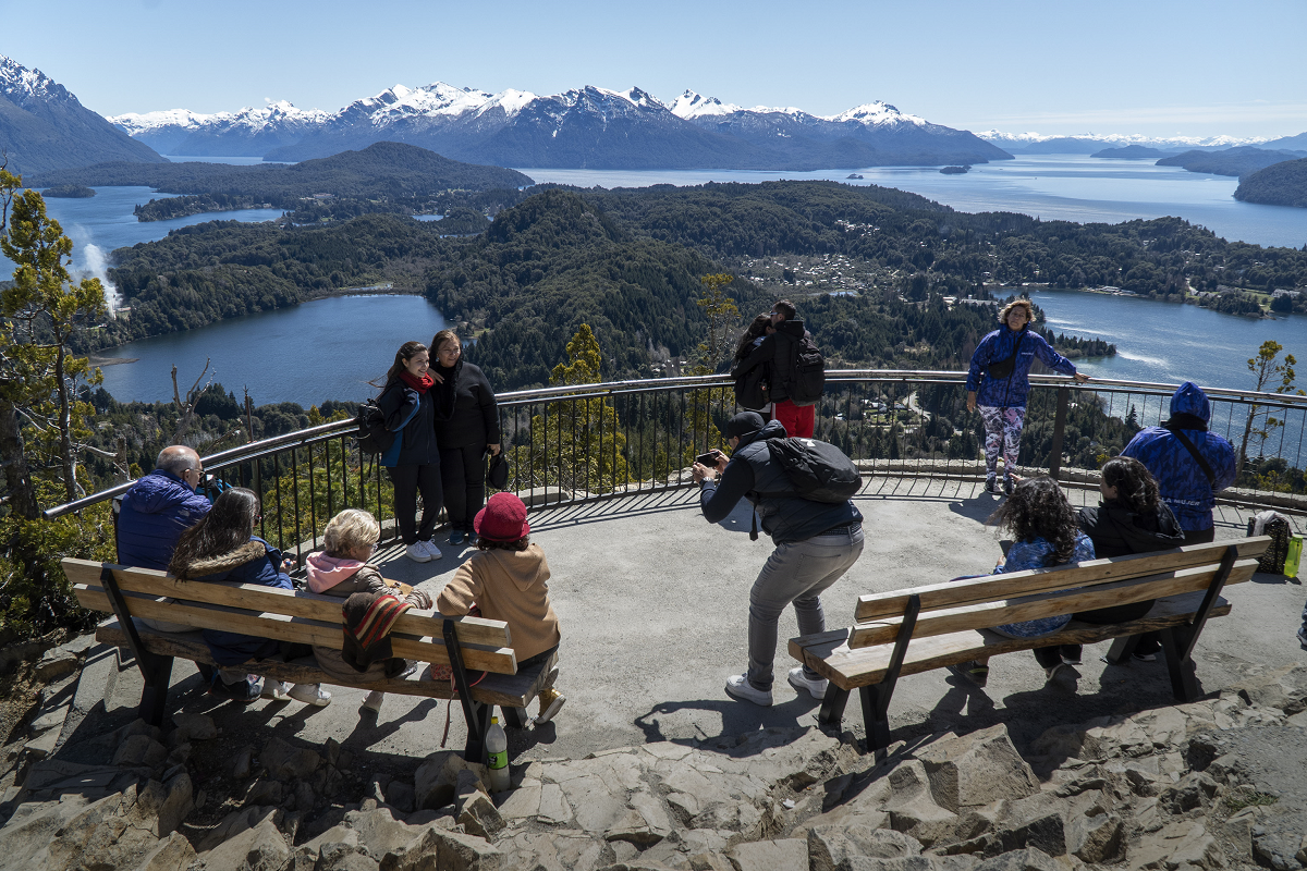 Bariloche se colmó de turistas que arribaron este viernes para disfrutar del último fin de semana largo del 2023. (Foto: Marcelo Martinez / Patagonia.)