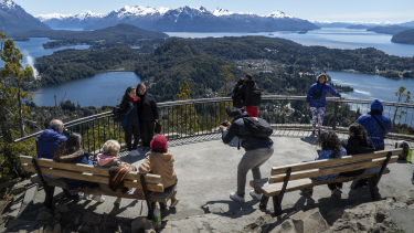 Bariloche se colmó de turistas que arribaron este viernes para disfrutar del último fin de semana largo del 2023. (Foto: Marcelo Martinez / Patagonia.)