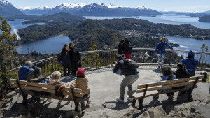 Vuelos baratos para el verano 2024 a Neuquén y Bariloche, que aumenta su oferta aérea