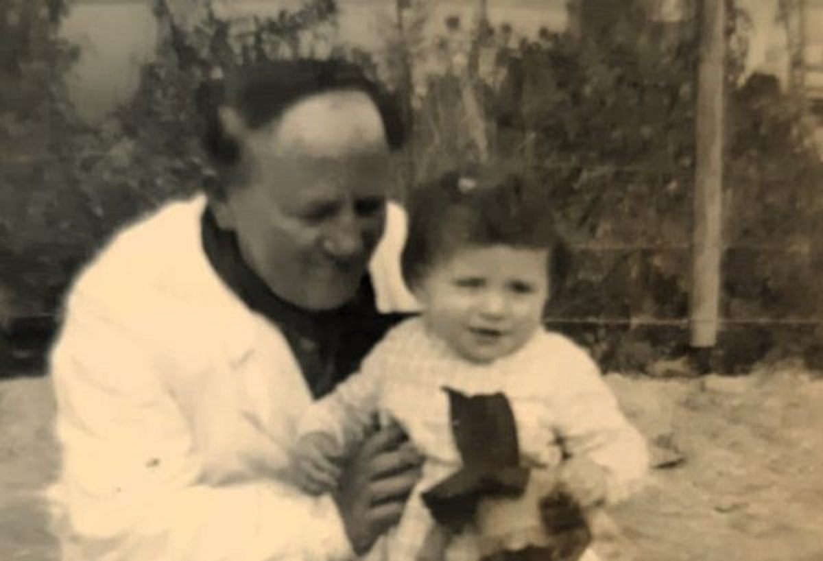 Principio de la década del '50, Ulderico juega con su sobrina nieta Ana, en la vereda de la Colonia Ferroviaria - Foto: Facebook Ana Horgan.