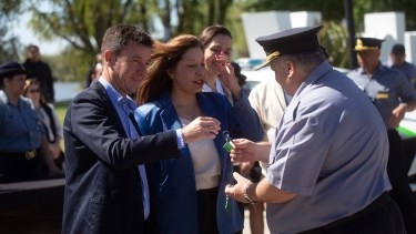 El gobierno provincial cumplió con la entrega de 40 patrulleros y motos a su Policía. Foto: Pablo Leguizamon