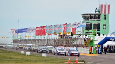 La última vez que rugieron los motores del Turismo Nacional en la capital rionegrina fue hace cuatro años. Foto Archivo Marcelo Ochoa