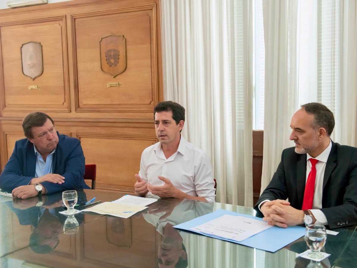 El ministro del Interior, Eduardo De Pedro reunido con los senadores Alberto Weretilneck y Martín Doñate. Foto Archivo.