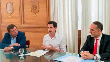 El ministro del Interior, Eduardo De Pedro reunido con los senadores Alberto Weretilneck y Martín Doñate. Foto Archivo.